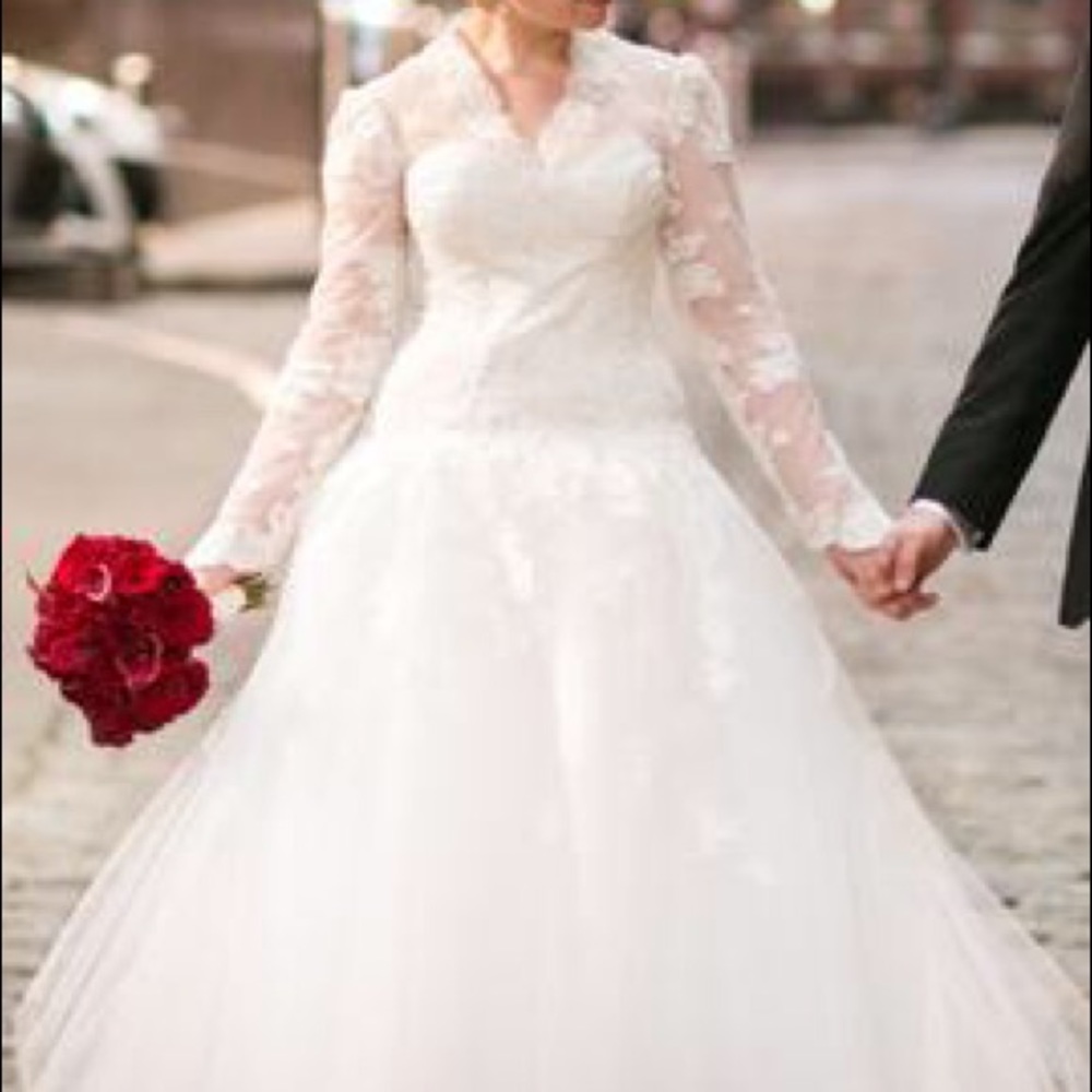 Monique Lhuillier Wedding Dress